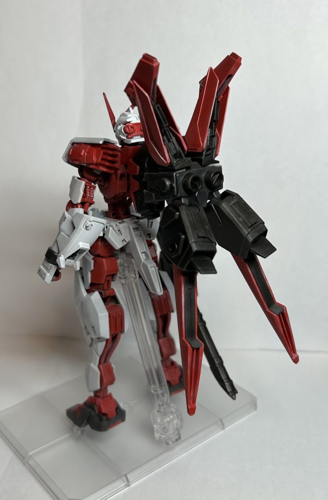 ・背面フライヤーは側面の羽を取り外し、ジャンクパーツで補っています。そのためジョイントの空きができ、上部スラスターを新規で作る事ができました。