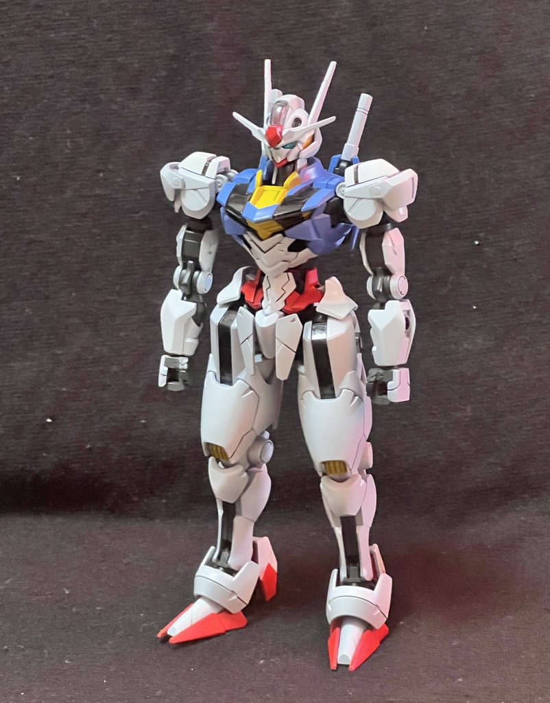 正面ノーマルのキットから目と肩アーマーに絞って加工を加えました。