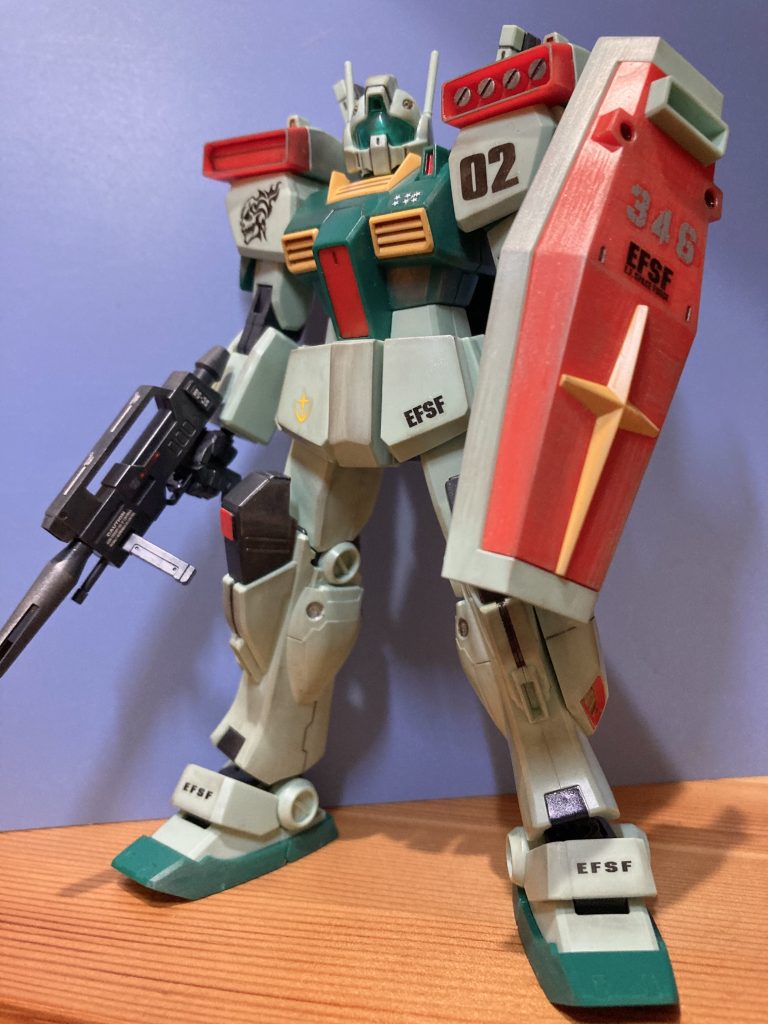 (画像差し替えました(gundam-kao5))全体図。ジムⅢの腰のミサイルはかっこ悪いなぁと好きになれないので無しで。顔もジム系の中では好きではないけれどもコレを変えてしまうと最早ジムⅢではなくなってしまうので...武装はビームライフルに標準のシールド左右で種類の違う肩部ミサイルポッドのザ、普通😄