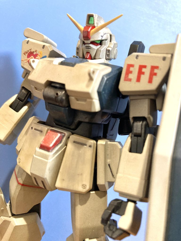 ツインアイのガンダムタイプは顎を引けば多少カッコ良くみえるはず…