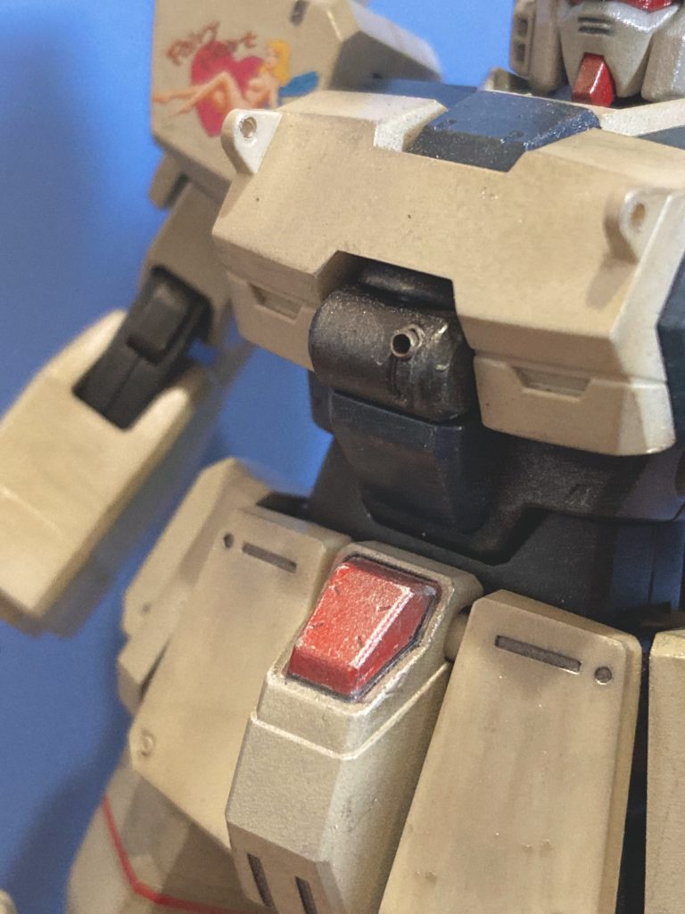 コックピット付近ではありますが対人機銃くらいなら被弾しても大爆発な誘爆はしないでしょうと見にくいですがピンバイスで開口して短くした金属パイプを埋め込みました