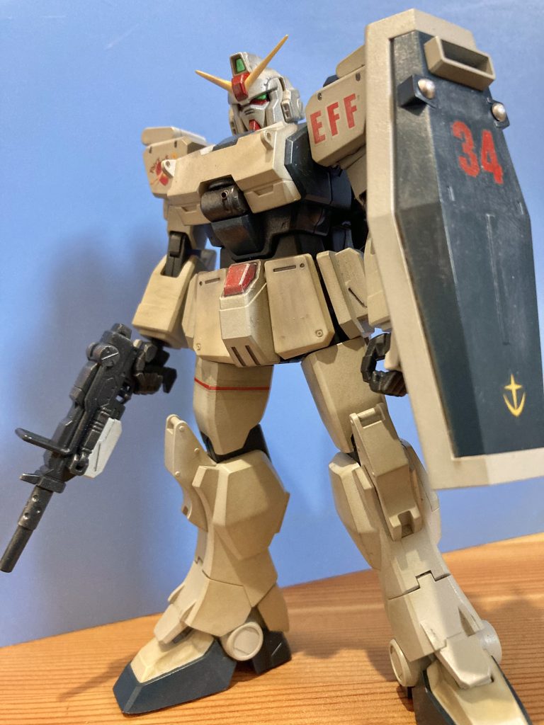 肩にハートの女性と盾の34の数字...以前、載せた陸戦型ジムと同じ部隊のつもり(gundam-kao5)最後に下方より(gundam-kao6)肩のハート