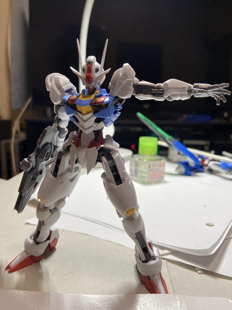 腕をより上に伸ばせるように肩の部分を切り欠きました。首、腰、足の付け根を延長し、よりスタイルが良くなるようにしました。  