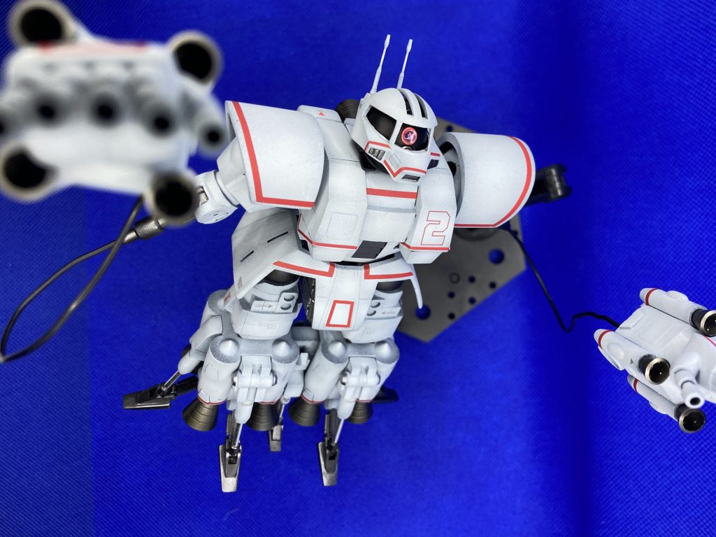 キットのままだとずん胴でバランスが悪いのですが、よく脚部を大きくする作例をすると大改造になってしまいます今回は上半身を小さくして、胴体と、足の付け根を延長することで小改造でバランスを調整しています
