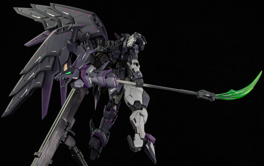 足はキャリバーン、ビームサイズはデスサイズのものを使用。エピオンの片足をビームサイズに接続してみました。