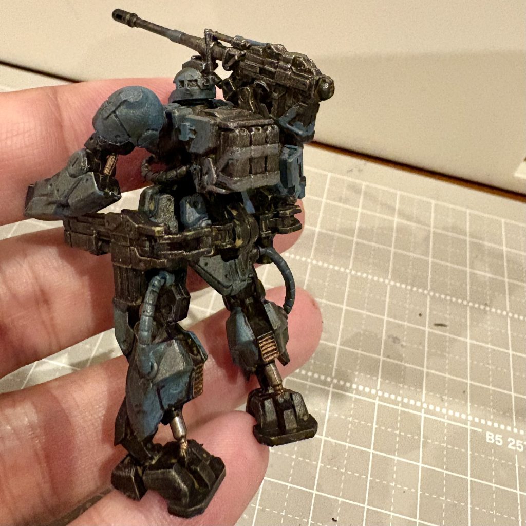 何も見ずに他の方の作例の記憶を頼りに塗った結果、シリンダーの配色が逆に。