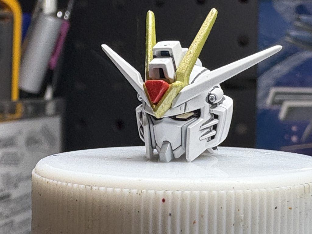 アンテナの黄色はメタロボに寄せてメタリックに。モノアイも合わせて金にしてます。