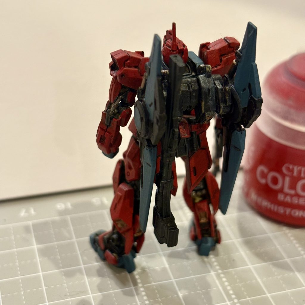 最初にホワイトでドライブラシぽくやった名残がバックパックにあるけど、他は上から塗りつぶしたのでアンバランスな気がします。