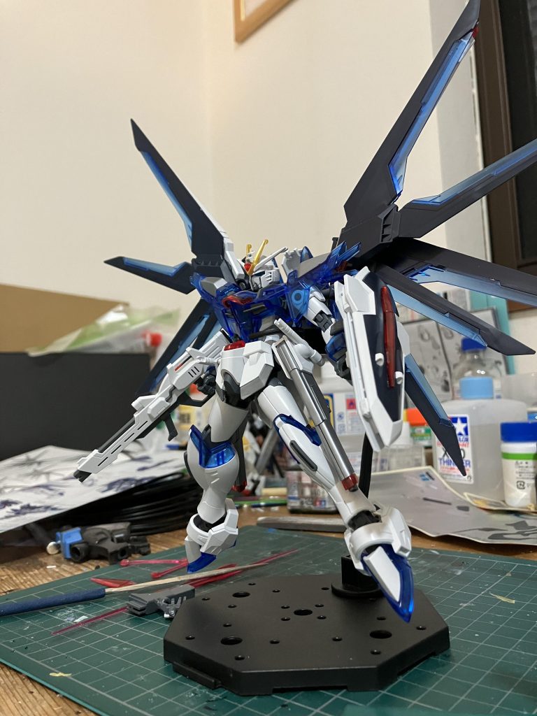 今回翼とレール砲をくれたライフリ。通常版ではなく1番くじのソリッドクリアverを使用しました。シールの量が凄かったと言うのが正直な感想。