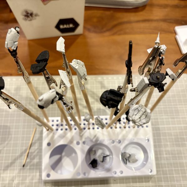 アーティファクト3体目。ジオをシタデルカラーで筆塗りします。頭部を頑張って塗り分けたつもりが、アップで見るとまだまだですね。また白で塗り足そう。装甲は白、内部フレームや装備は黒をベースにしました。（2枚目）