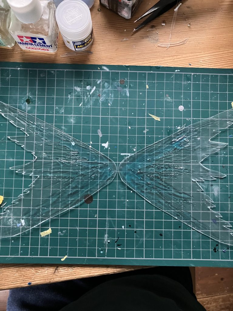 制作途中の方にも載せていた光の翼。百均のプラ板作る奴とレジンを使用。塗装には蛍光ブルーと蛍光レッド、端っこには白を少し吹きました。ここで赤の範囲ミスって毒々しい色になった訳ですよ。