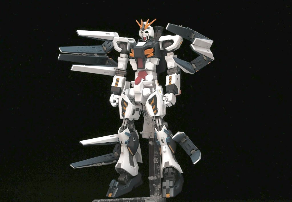 赤いガンダムのビット装備を見て「νガンダムで似たようにできるのでは...?」と思いつき「それなら他のところもいじるか...」と色々やってみました。腹部や腿はプラ板とパテでスクラッチしてみましたが大変だったのでもうやりたくないですね笑