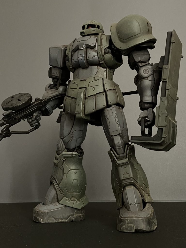 キットにはシールドが付いていますが使用しないのは勿体ない。そのまんまってのも派手過ぎてなんだかなぁっとシールドを削り倒し更地にしてみました。