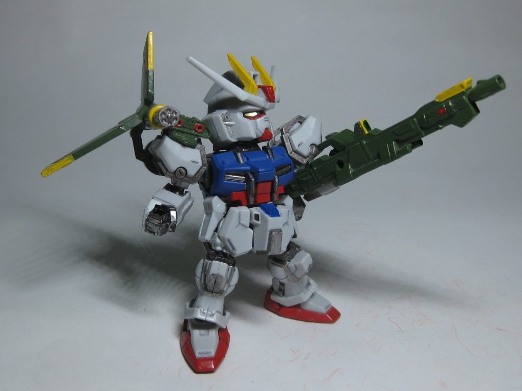 例によってストライクガンダムは青と白以外は塗装しています。ランチャーストライカーはソードストライカーと同じく旧ガンダムカラー、ランチャーソードストライクガンダムカラーカラーセットを使用してます。こちらも20年前のしろものですが、ちゃんと塗装出来ました。