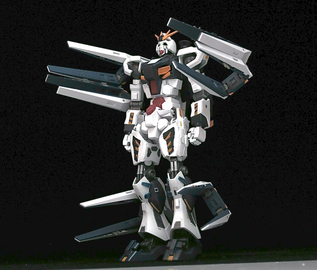 ◼️脳内設定RX-78-02を鹵獲され敗戦した連邦政府は、戦場でのサイコミュ搭載型ガンダムの有用性を理解した。連邦政府はジオンによる再度の地球侵攻を予想しており、ジオンの国力が戻る前に新型のガンダムの開発に着手した。しかし優秀な開発者はジオンによるサイド7襲撃時に捕えられており、計画は順調には進まず、RX-78の一部を復元する程度にとどまった。正攻法での開発を諦めた連邦軍部はジオン軍開発部に潜入。そこではαからΨのサイコミュが開発されており、その中でも小型かつ低機能のνサイコミュの一部とデータを強奪した。持ち帰ったνサイコミュを解析し複製が完成したが、機能としてはαサイコミュより圧倒的に低く、機体のフレーム各所に搭載することでようやくフィンファンネルの遠隔操作が可能になった。そのため連邦内ではνサイコミュではなく