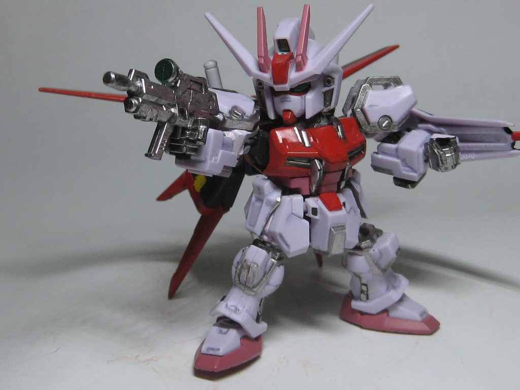 今回は白と赤それと間接を塗装してます。ちなみにエールストライカーはエールストライクガンダムからの借りものです。I.W.S.P.はルージュには合わないと思い作ってません。もう一つストライクガンダムがあれば良かったのですが、如何せん売り切れでした。