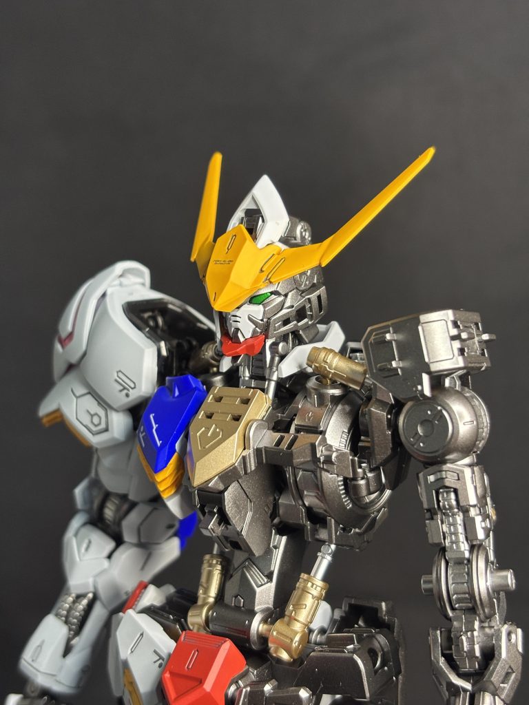 今回はフレームが売りのガンダムなのでサフ→メタリック色を3色使いました。