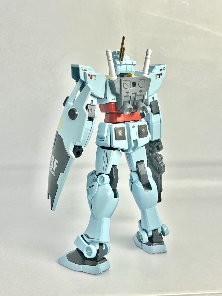 ラーガンダムの肩、フロントアーマーのディテールは接着剤で埋めてヤスリがけしました。息抜きでスピード重視のためサフなしで塗装、リアスティックデカールを貼り付けました。