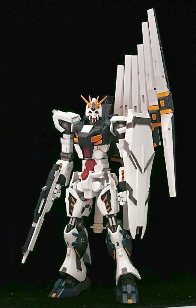 普通のνガンダムのようにラック可能です。(ファンネルは艶消しのみです...)