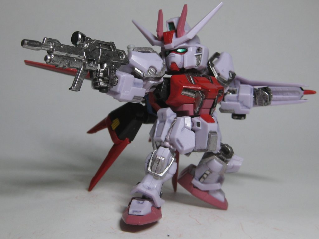 目を引くのがシルバー塗装のビームライフルや関節だと思うのですが、なんと前作と同じガンダムマーカーEXヘビーガンメタリックで塗装した物なんです!前作と同じようにマカーから小皿に移して筆塗したのですが、攪拌が上手く出来なかったのかこんな仕上がりに。