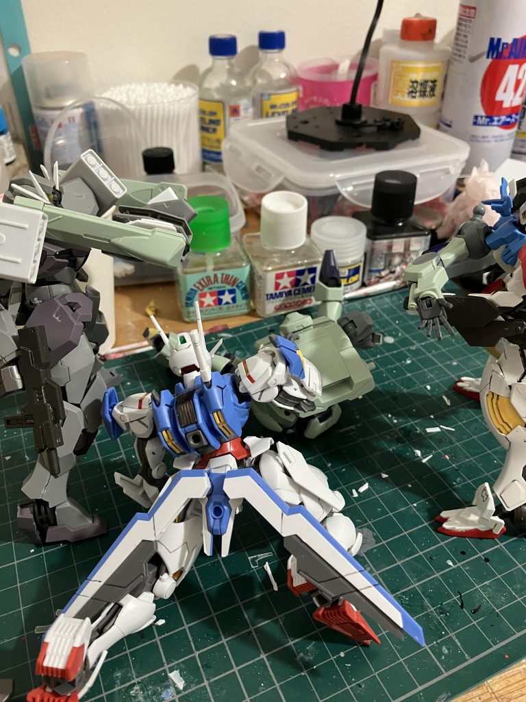 作品名：ザヴォート、拗ねる<p>ガンヴォルヴァにスラスターを奪われ、バルバトスにボコられ、挙句制作者のアイデアの実験台にされ、とうとうザヴォート君が拗ねました。 申し訳無いとは思ってるよ………</p>