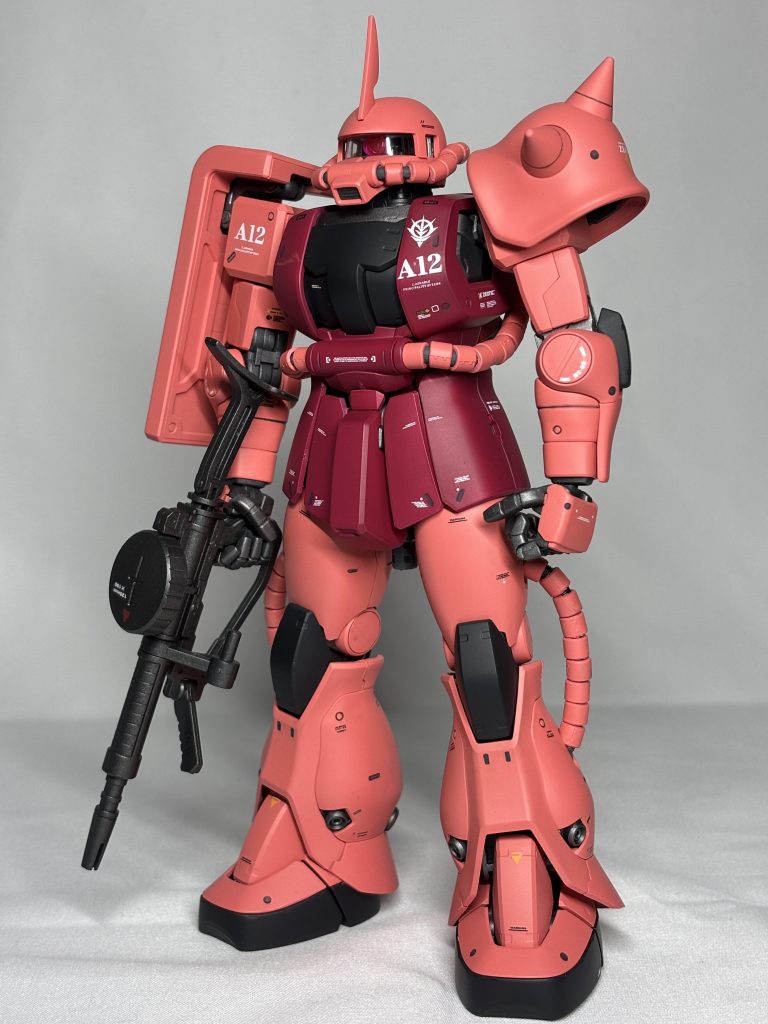 15年以上前のプラモなので仕方ないですが武器が持たせづらいですね。