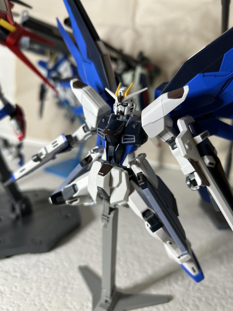 RGX-04ドミネーションガンダム大戦前からフリーダムのデータ再利用されたフリーダムガンダムのコピー機。外見は変わらないが、当時の最新技術が搭載されている。ファントムペインがザフトから鹵獲したセカンドシリーズの機体データから流用され、ビーム兵器の改善とヴァリアブルフェイズシフト装甲が搭載されている。機体のパイロットはネオ ロアノークと同じく空間認識能力を持ち、多数の敵機撃破している。