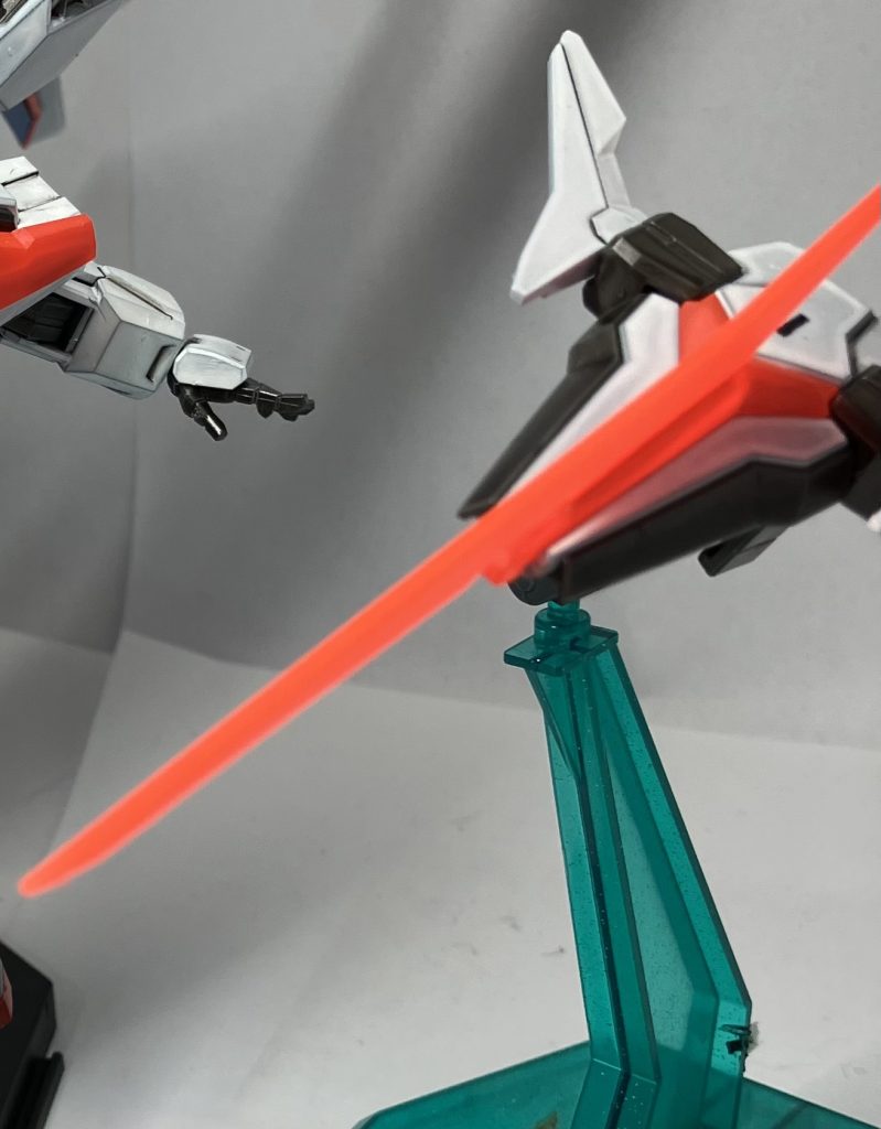 エクスブーメランシールドシールドとして扱うだけでなく、ファンネルの様に遠隔武器としても扱うことができる。 