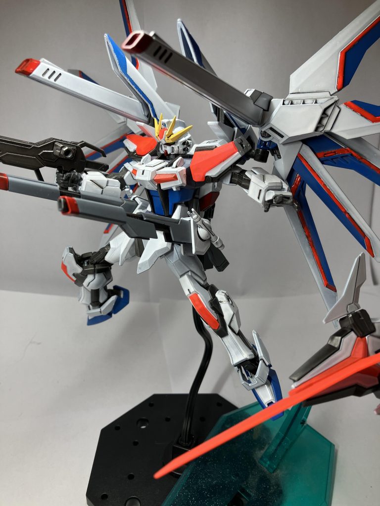 フリーダム系統の機体と同様にハイマットフルバーストも使用可能。マルチロックオンシステムによって複数の敵に対する正確な射撃が可能。