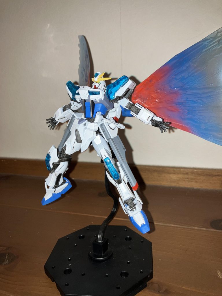 光の翼プラフスキー粒子の循環量による機体の自爆を防ぐため、余剰分の粒子がバックパックから放出される際に形成される翼。プラフスキー粒子で構成されているが、高密度の粒子は特殊な磁場を形成する。これにより相手のビーム兵器の防御、そして翼を用いた攻撃を行う事も理論上は可能となっている。