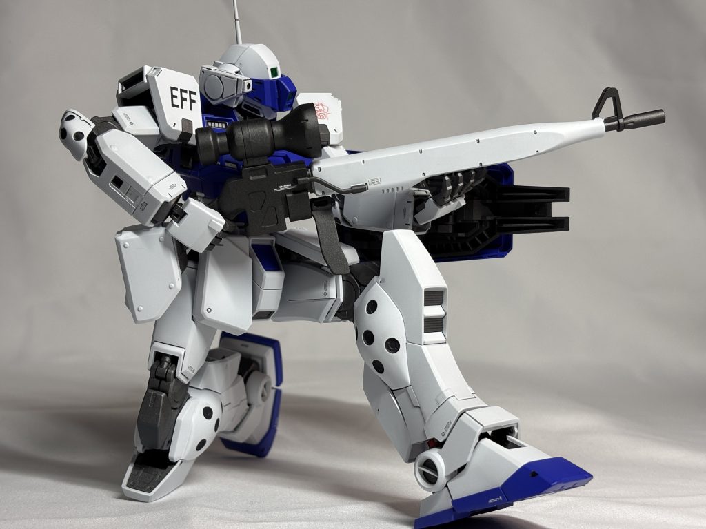 お決まりポーズ。フレームは2.0ガンダムを流用している割にはよく動きます。