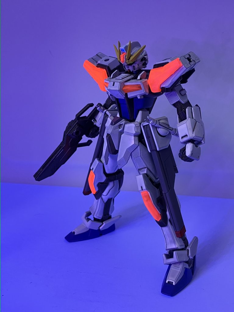 どうも、ソラです。ここからはガンプラとして解説して行きます。クリアパーツだった部分やエフェクト類、ライフリの翼の白ラインだった所には蛍光レッドを塗り、綺麗に発光するように。目は元から綺麗に光ってたので今回は何も塗りませんでした。今回はグラデ塗装はしませんでしたが白は良い感じに発色してたので良かったです。