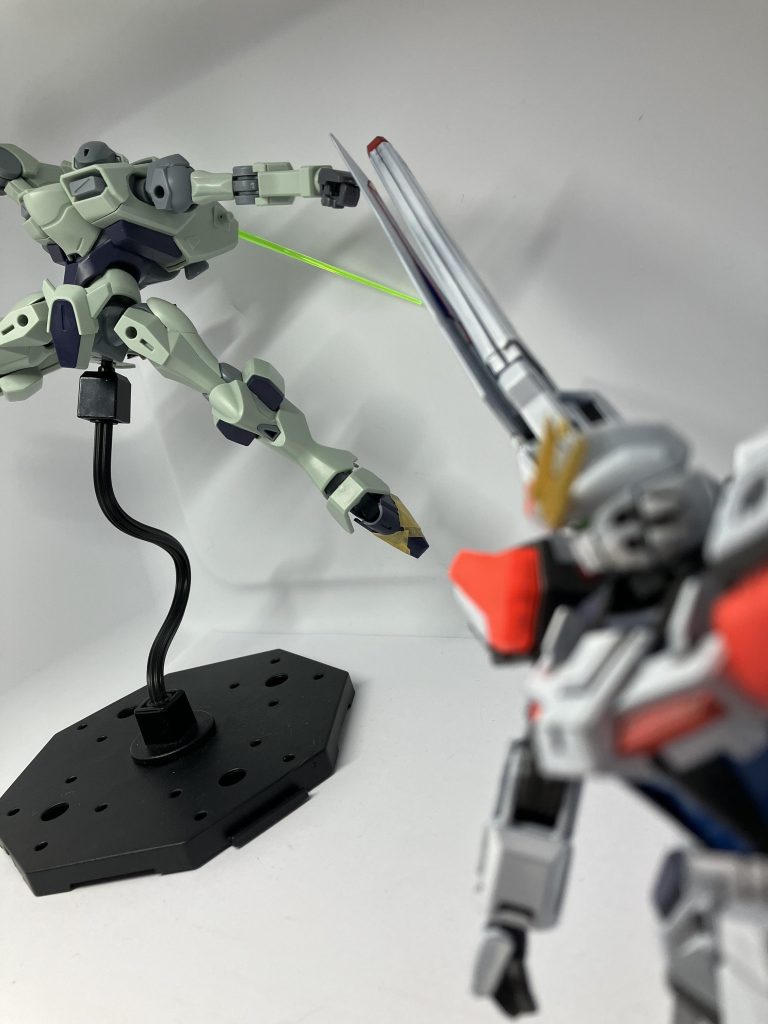 可哀想(つぶやき参照)なザヴォート君に花を持たせようとした時の写真。場面としてはエクシードフリーダムはレール砲と翼をそれぞれ片方破壊されている状況。......あれこれマズイんでね？ビルドストライク負けんじゃね？