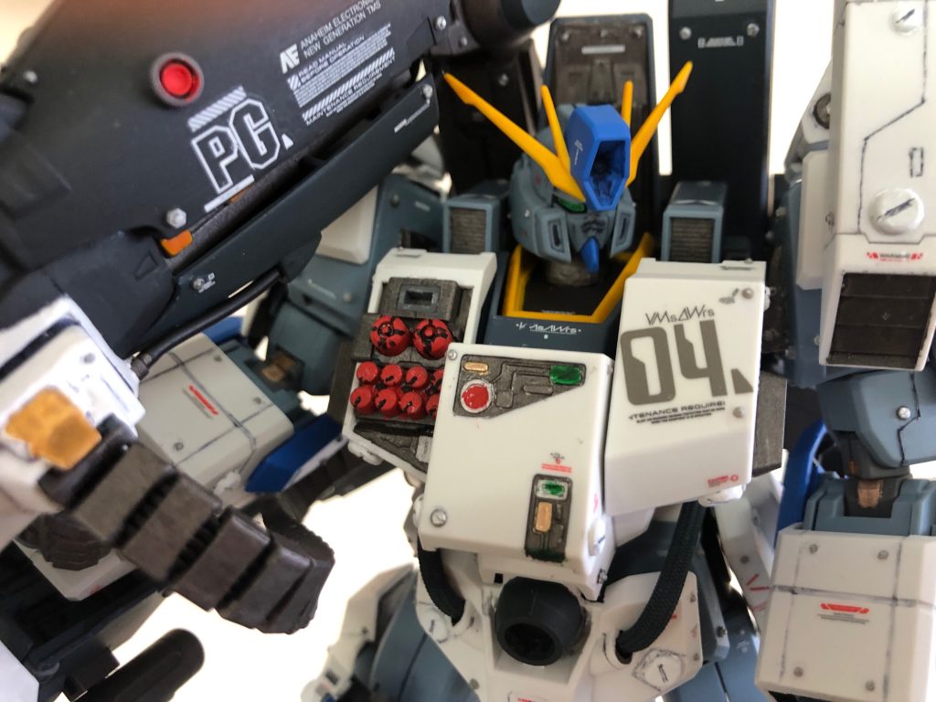 バストアップ ミサイルは旧MGはブルーなのですが、好みでレッドへ。水転写デカールはZZのkaや 旧キットのセンチネルシリーズのをほどよく混ぜています