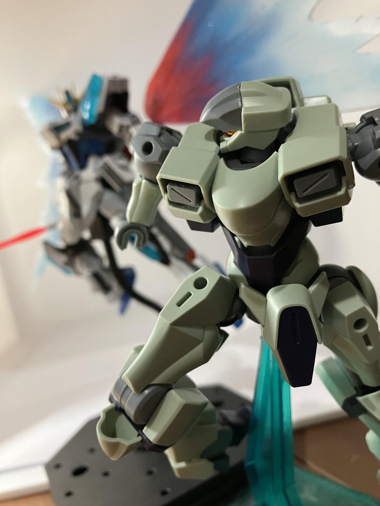 コックピットにアラートが鳴り響く。そしてモニターは確かに捉えた。「奴はいたんだ。俺の.....後ろに.....。」