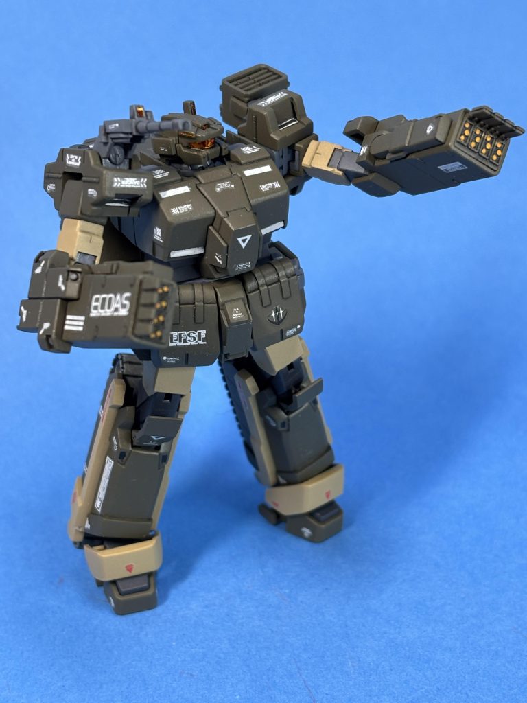 ミサイルコンテナ開き。ミサイル直径100mmくらい?