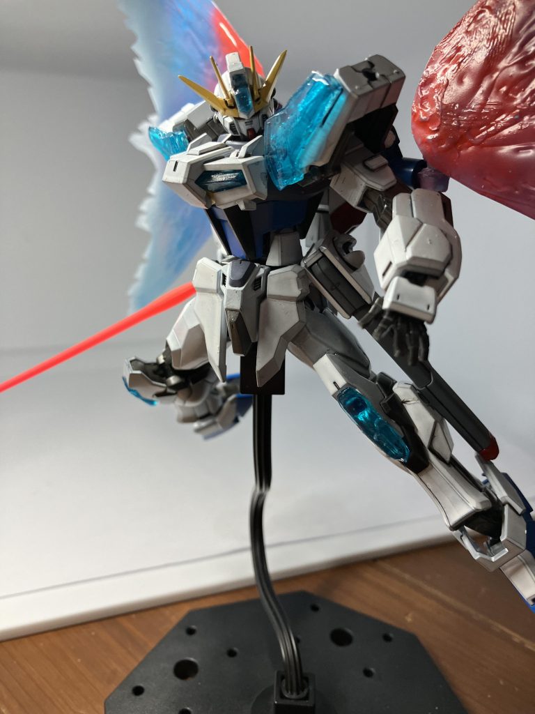 後ろに佇んでいたのは、確かにエクシードフリーダムだった。だがその姿にあったハズの赤い光は消え、蒼き光を放っていた......。