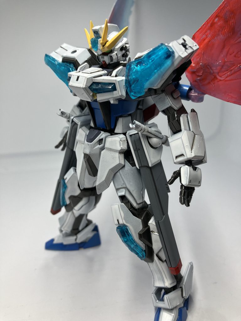 ビルドストライクエクシードフリーダム(プラフスキー粒子過剰循環状態)。EGシステムに存在していたリミッターを解除し、機体全体に過剰な量のプラフスキー粒子が循環している状態。この状態の機体は、スペックが通常時の4倍以上に上昇する。機体の発光部分に流れたプラフスキー粒子は異常なまでの圧縮力によって蒼く発光する。