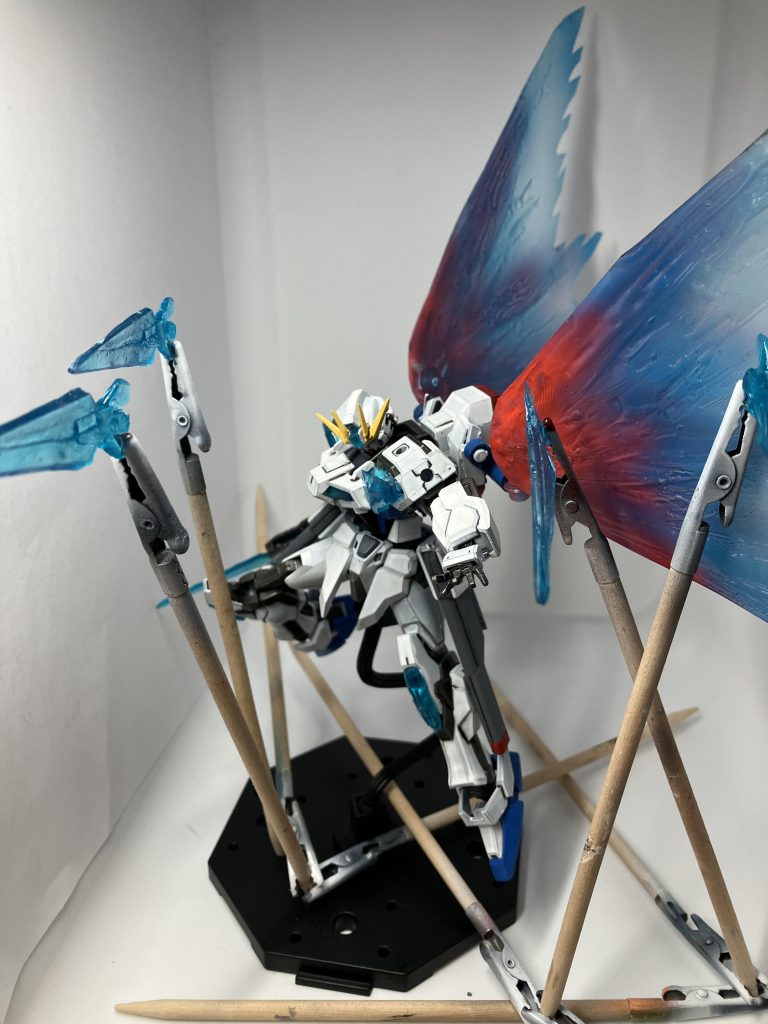 Cドラグーンピット光の翼同様、高密度のプラフスキー粒子が磁場を持つ事で形成された無線遠隔兵装。鋭利な刃を持つ為、機体の切断も容易く行える。また、周囲に散布されたプラフスキー粒子を刃先に圧縮、任意の方向への放出も可能であり、ビームライフルのようにも使用できる。