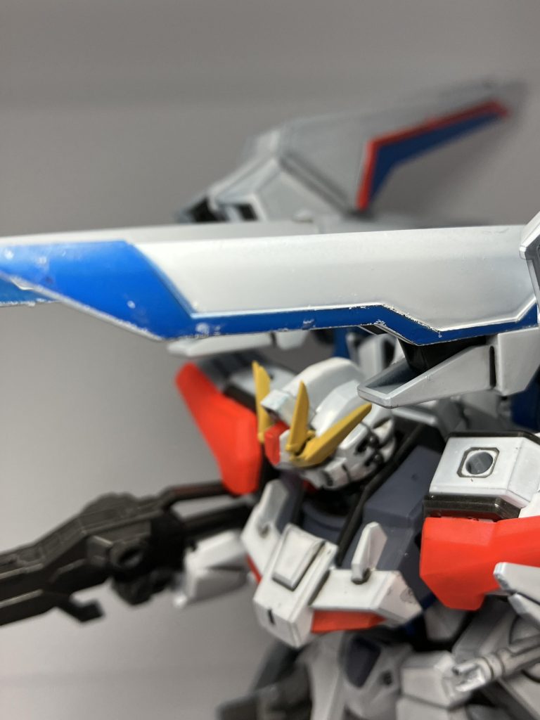 インパルス高圧粒子レール砲エクシードフリーダムブースターに搭載された新規の武装。高密度に圧縮したプラフスキー粒子を、発生させた磁場により放出する。発射されたビームは小型であり命中させるのは難しいが、高精度かつ高威力である為、着弾地点には絶大なダメージを与える。