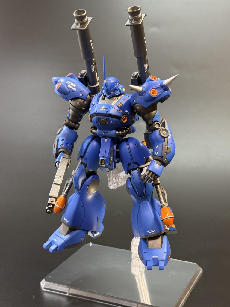 【前面】全体的にノッペリした曲面が多く、合わせ目消し後、各所にスジボリを追加しました。また配色でアクセントになるようスジボリ範囲の一部をグレーに塗り分けております。スパイクは尖らせ、一部は市販パーツに変えております。