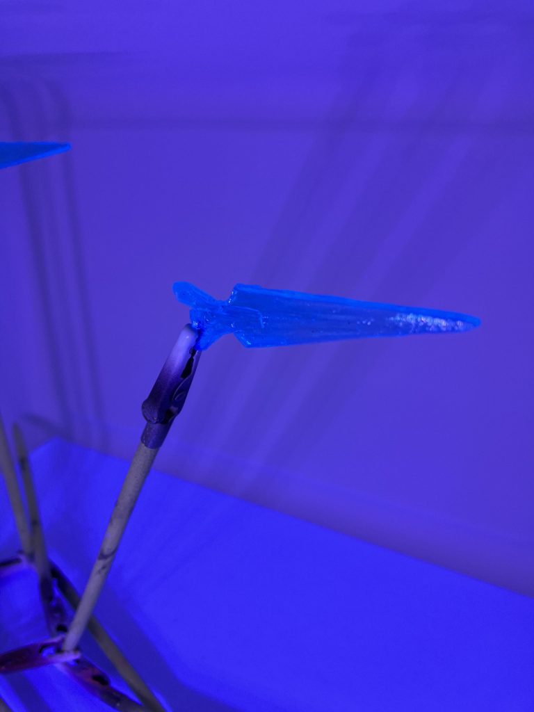 ピットの方はブラックライトで発光します。これもレジンで複製しました。百均のレジンをエゲツない量使いました。百均様様ですな....。