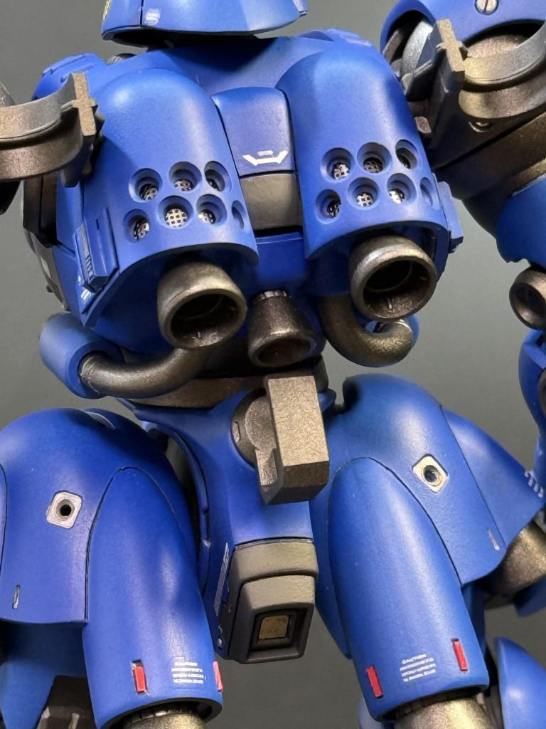 バックパックの凹モールドはくり抜き、内部にメタルメッシュを敷き情報量アップを狙ってみました。