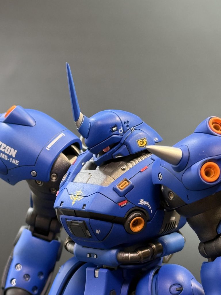 眼光が鋭くなるよう、敢えてヒサシを前に傾け、空いた隙間はエポパテで埋めました。睨んだようで良い感じです♫