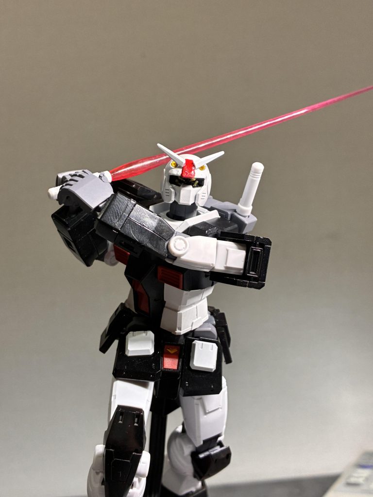 サーベルで切り掛かる01ガンダム....!そういえば01ガンダムって頭部以外はガンダムと同じデザインなんですよね。あとふくらはぎが白いとかプロトタイプガンダムとは結構違うポイントが多めです。デザインが一緒なこともあって改造はほとんどせずに完成しました。ここまで閲覧ありがとうございました。