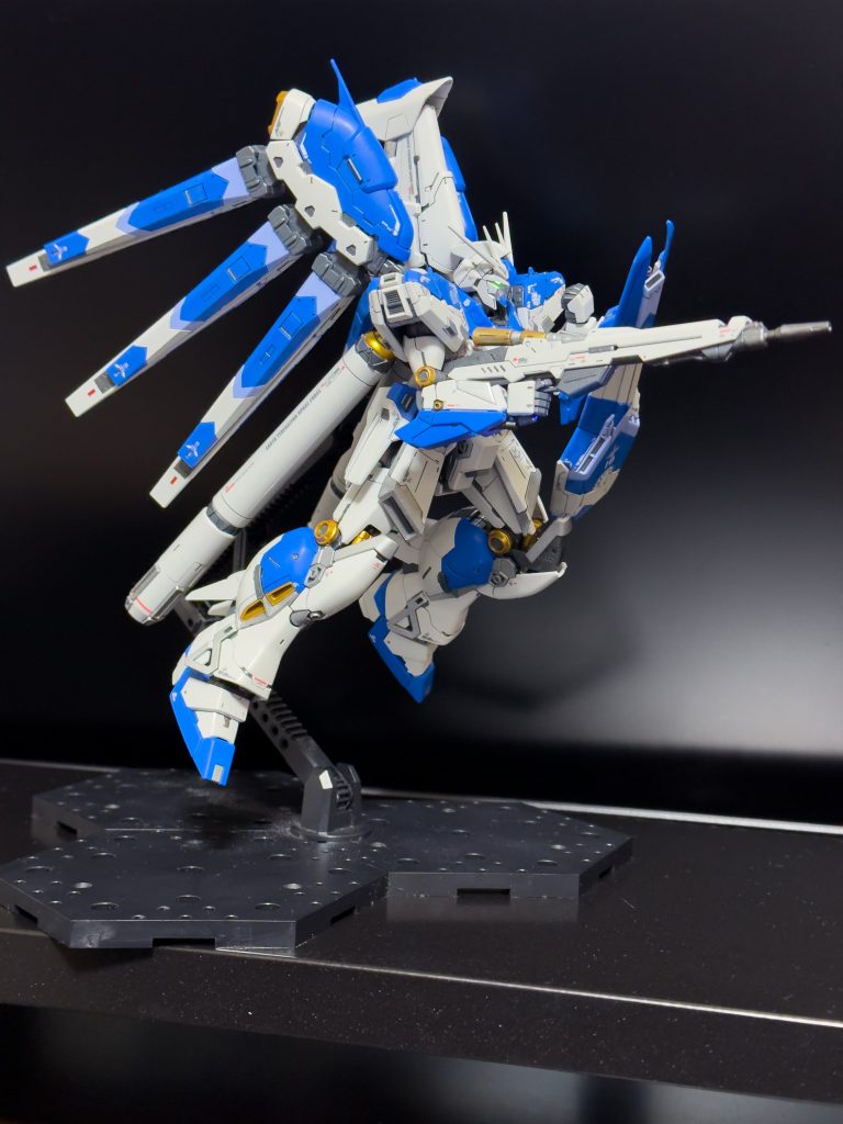 結構、本体にはゴールドカラーの箇所が多いので、バランス取りがてらゴールド足し。そしたら、ライフルが寂しく感じたので、オリジナルと配色変えてゴールド足し。結果、満足の出来ですが、疲れました。あとツインアイが何故かグリーンですが、単純に誤りですwでも、グリーンにして良かったかも。フィンファンネル拡張キットまで使って、飾るとなると置き場所が。。。💧そして、飾るのに1時間近く格闘。。。しばらく触れませんw