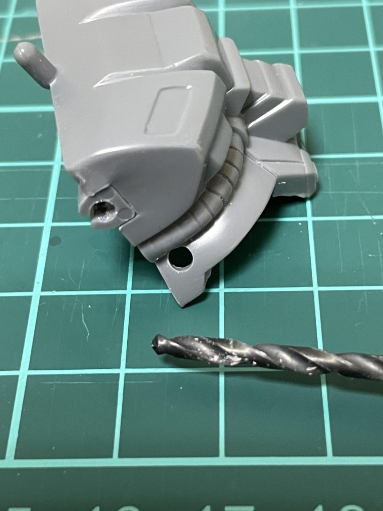 新殺駆はキットの都合上、他の2人と勝手や体格が違うので、普段はチャレンジしたことがないような工作にも挑戦…鞘を付けられるようにしたり…(武器は予備のキットの古殺駆から拝借しました。)