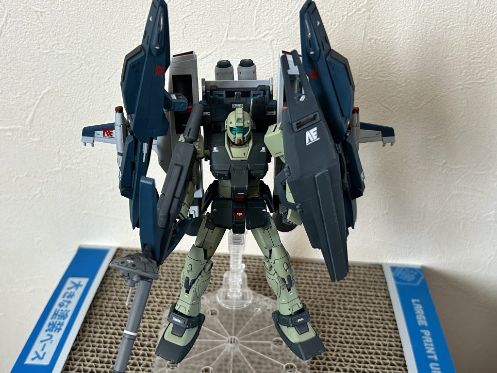 なぜ、ジムなのかと言うと、元々ジムは連邦で開発されたMS。アナハイムはジムを数機譲り受け、次世代機の開発を行う事になっている。先に開発されたHiザックはティターンズに納入配備された事から、カラバにはジムタイプで新型機を納入しなくてはならなくなった。そこで、新機構や性能検証の為、ジムの外装を使用して検証。コクピットについては、全天球の検証になるので、形を変更。