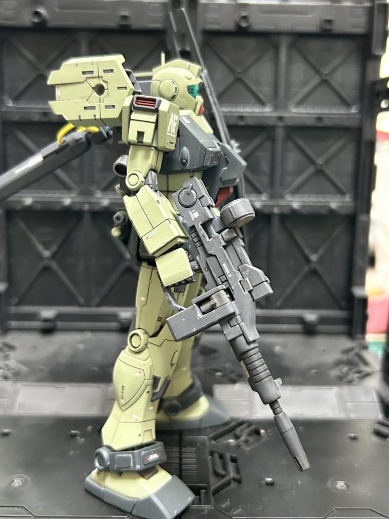 高機動ブースター装着。高機動ブースターはフルバーニアンでもありましたし。汎用のコストダウン機があっても当然でしょう。プロペラントタンク装着。ライフルは旧式😅