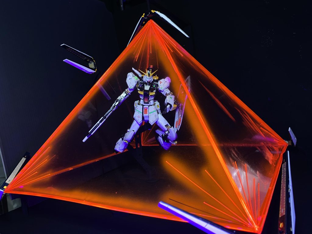 フィンファンネルバリアを透明プラ棒とアクリル板、光ファイバー線で組み立てて蛍光塗料で塗りました。背景は黒色無双を使用し支柱と背景を同化させて映らない様にしてます